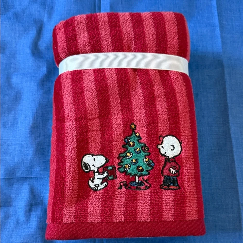New Peanuts Snoopy Holiday Hand Towel 2-PK with Red and Cream Design